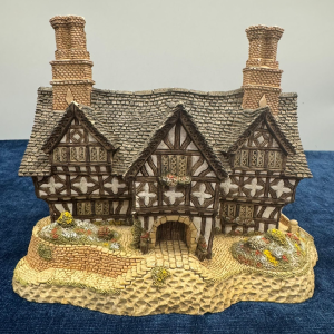 David Winter Cottages 'Queen Elizabeth Slept Here' Collectors Guild