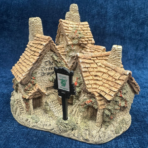 David Winter Cottages 'The Green Dragon Pub' 1983