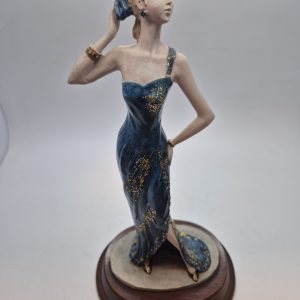 Leonardo Collection The Pose Woman In Blue Dress